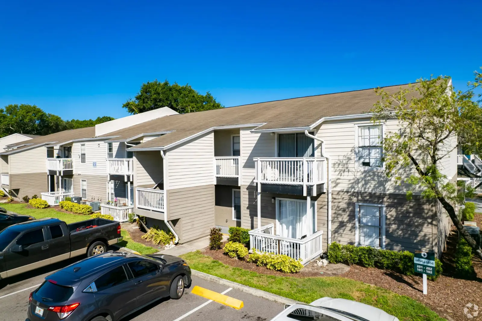 Exterior view and parking at Beach Club apartments Tampa, Florida