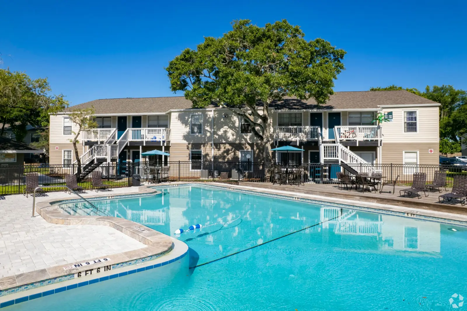 Sparkling swimming pool with sundeck at Beach Club Apartments - Apartments in Tampa for rent